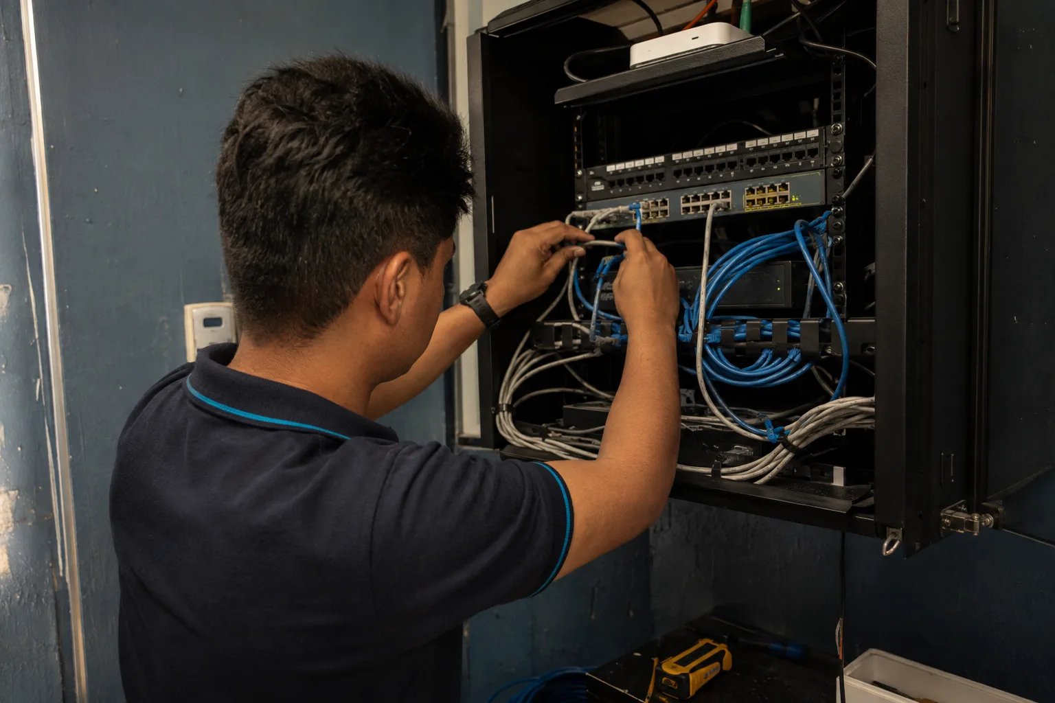 Visualización conceptual de un técnico trabajando en un rack de comunicaciones
