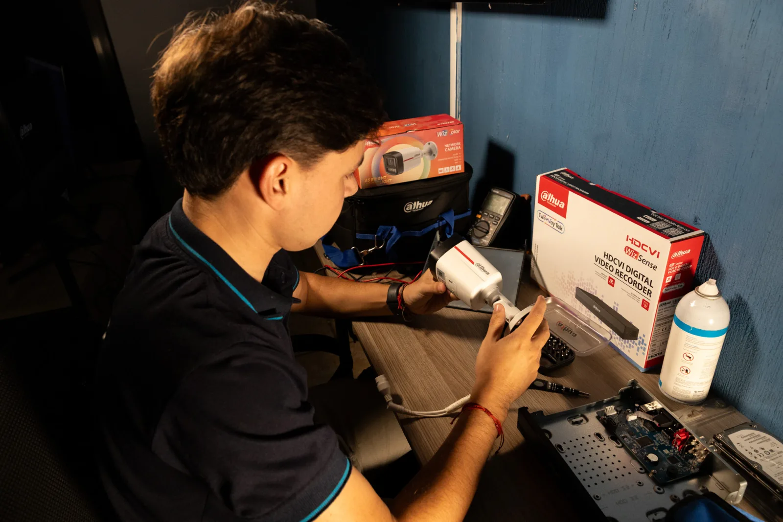 Técnico de COSMOS configurando y verificando una cámara de seguridad